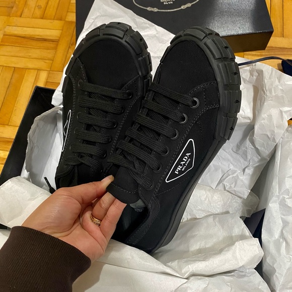 Prada - Picture 2 of 7